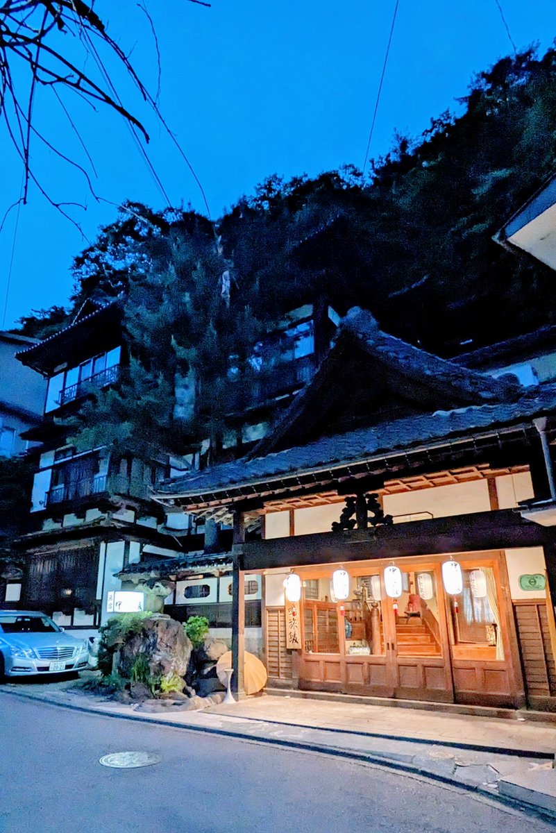 ホントに居心地のよい宿☺️
立ち寄り湯からのいつかは【泊まる泊まる詐欺】が解消できて満足した…♨️この時代に２食付き１万円ほどでもありがたい価格設定なのに、貴重な木造建築に泊まれてぐっすり眠れて、大好きな階段下温泉に入れてタマラン宿でした👍✨

📌岩手県花巻市台温泉
　 中嶋旅館