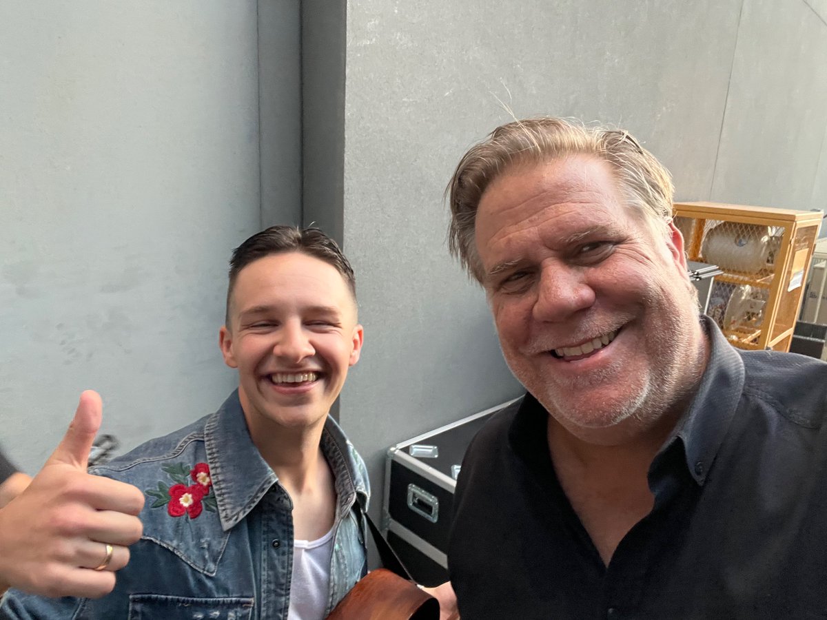 GeorgeDunham's tweet photo. A couple of bros hanging out backstage #AmericanIdol https://t.co/i94wpuCDPj