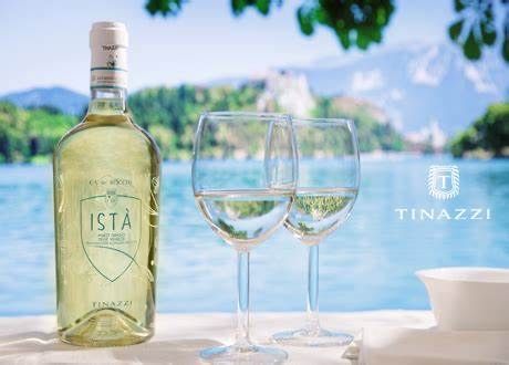 Q5. We tasted @CantineTinazzi Ca’ de Rocchi Istà Pinot Grigio. It wasn’t easy to get, as places can’t keep it on the shelves! Why is this #PinotGrigio such fan favorite? What’s behind the name? #WiningHourChat @dellevenezie 🇮🇹 @ieemwine