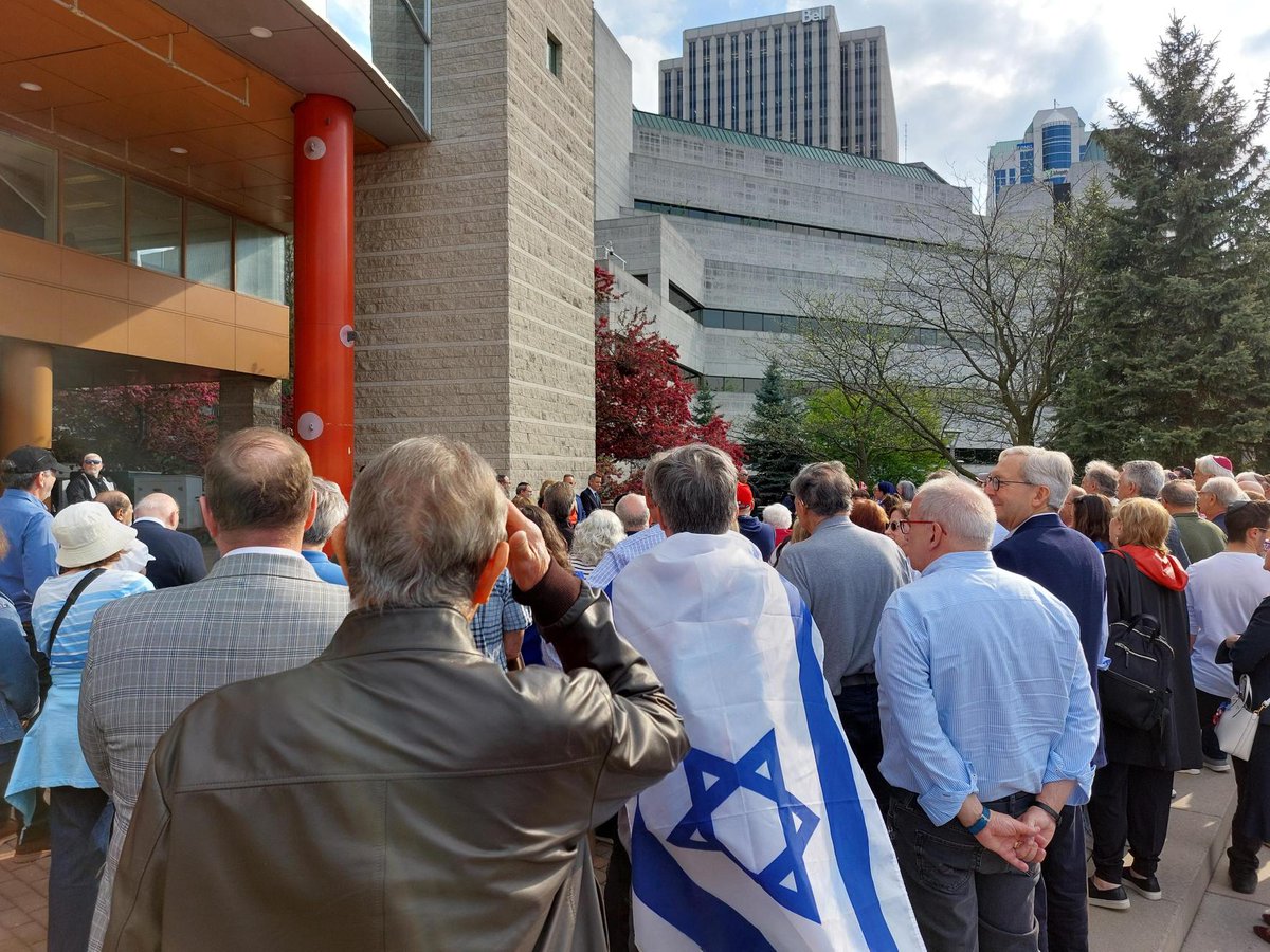Today, @ottawacity Mayor @_MarkSutcliffe, @MacLeodLisa and @MoedIddo joined the Jewish community to commemorate the 76th anniversary of the founding of the modern State of #Israel on Yom Ha'Atzmaut. 🇮🇱