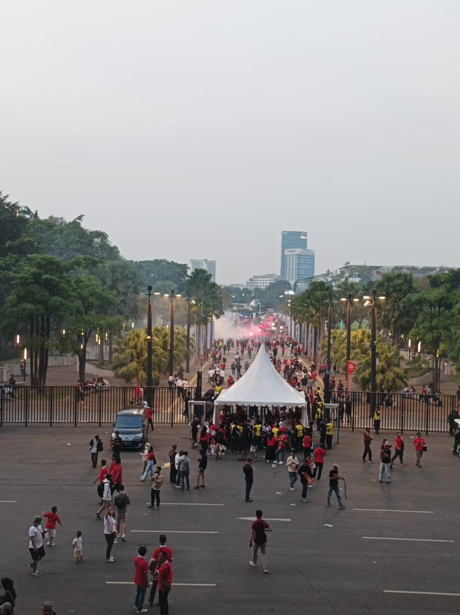 Beberapa hal yang harus lo tau sebelum nonton FIFA Match Day Indonesia vs Filipina & Iraq. FIFA Match Day Juni nanti 

Buat lo yang pertama kali nonton timnas, ini akan ngebantu lo. 

Sebuah utas... 

#FifaMatchDay
#IndonesiaVsFilipina
#IndonesiaVsIraq