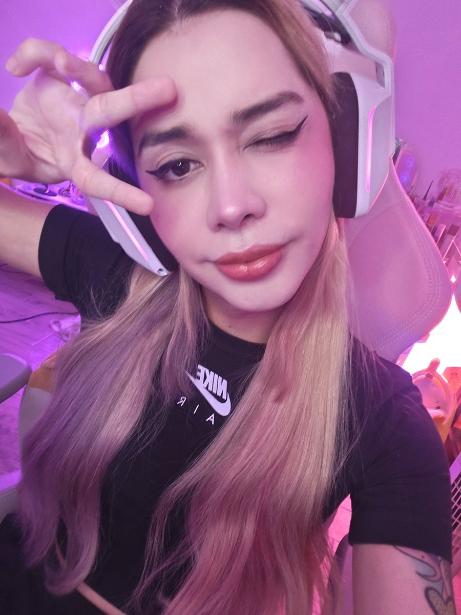 Hoy fallo entra ya. twitch.tv/crystalmolly