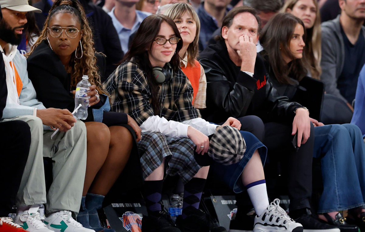 Billie Eilish junto a Zoe Donahoe en el juego de los @nyknicks y @Pacers. 💙 #NBACelebRow