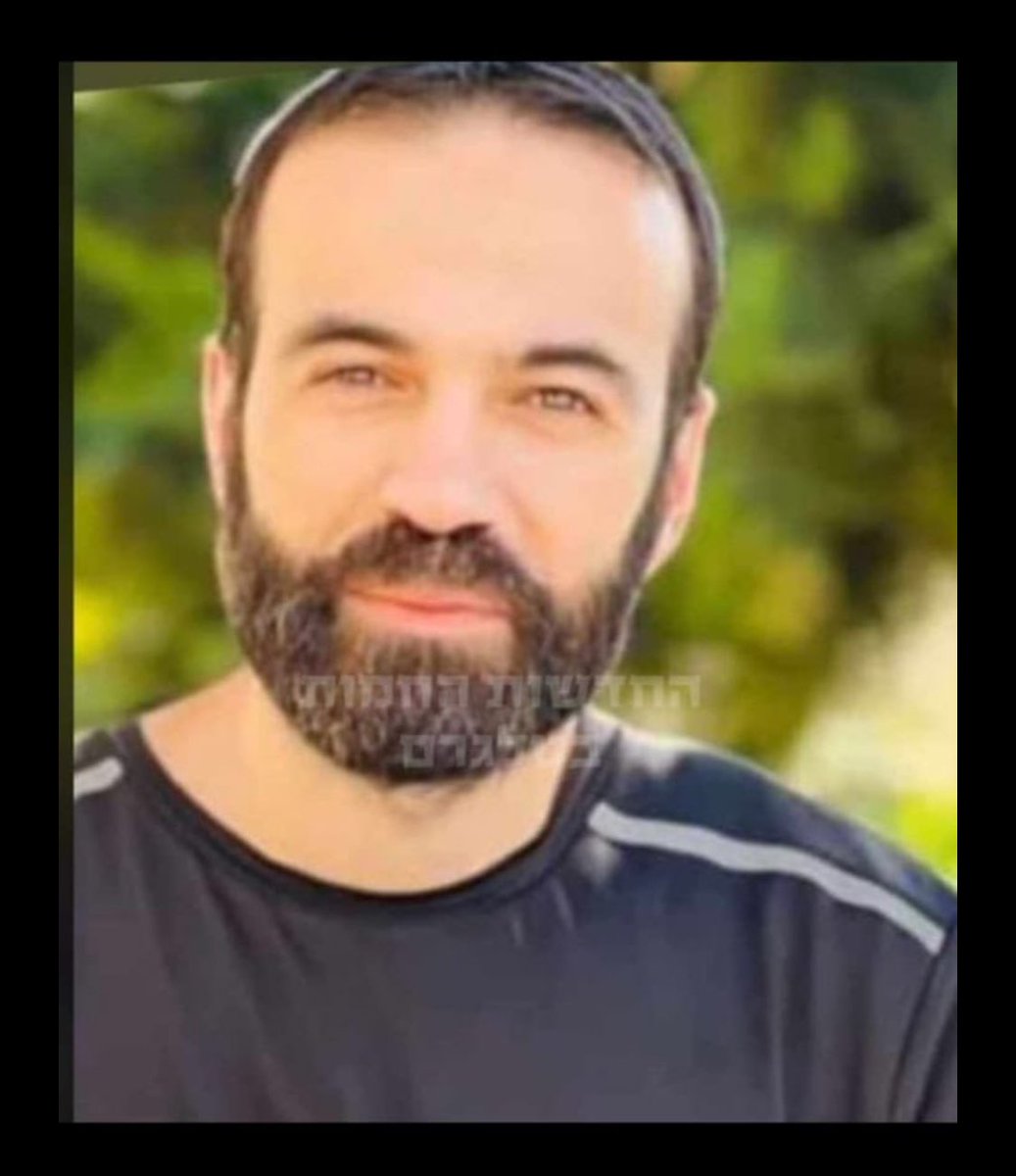 Este es el civil que murió hoy por el impacto directo de un misil antitanque de Hezbollah en la aldea de Adamit, cerca de la frontera libanesa. Su nombre es Ader Gitsis. No era residente del lugar. Más bien vino a traer regalos del Día de la Independencia para los soldados