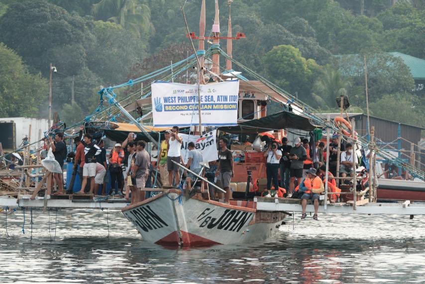 TINGNAN: Lumarga na ang ikalawang civilian-led resupply mission ng grupong Atin Ito! Coalition.
Magtutungo sila sa Bajo de Masinloc, at inaasahang tatagal ang misyon hanggang sa Biyernes, May 17.
(📸Atin Ito! | Akbayan Party)

BASAHIN: brigadanews.ph/ika-2-civilian…