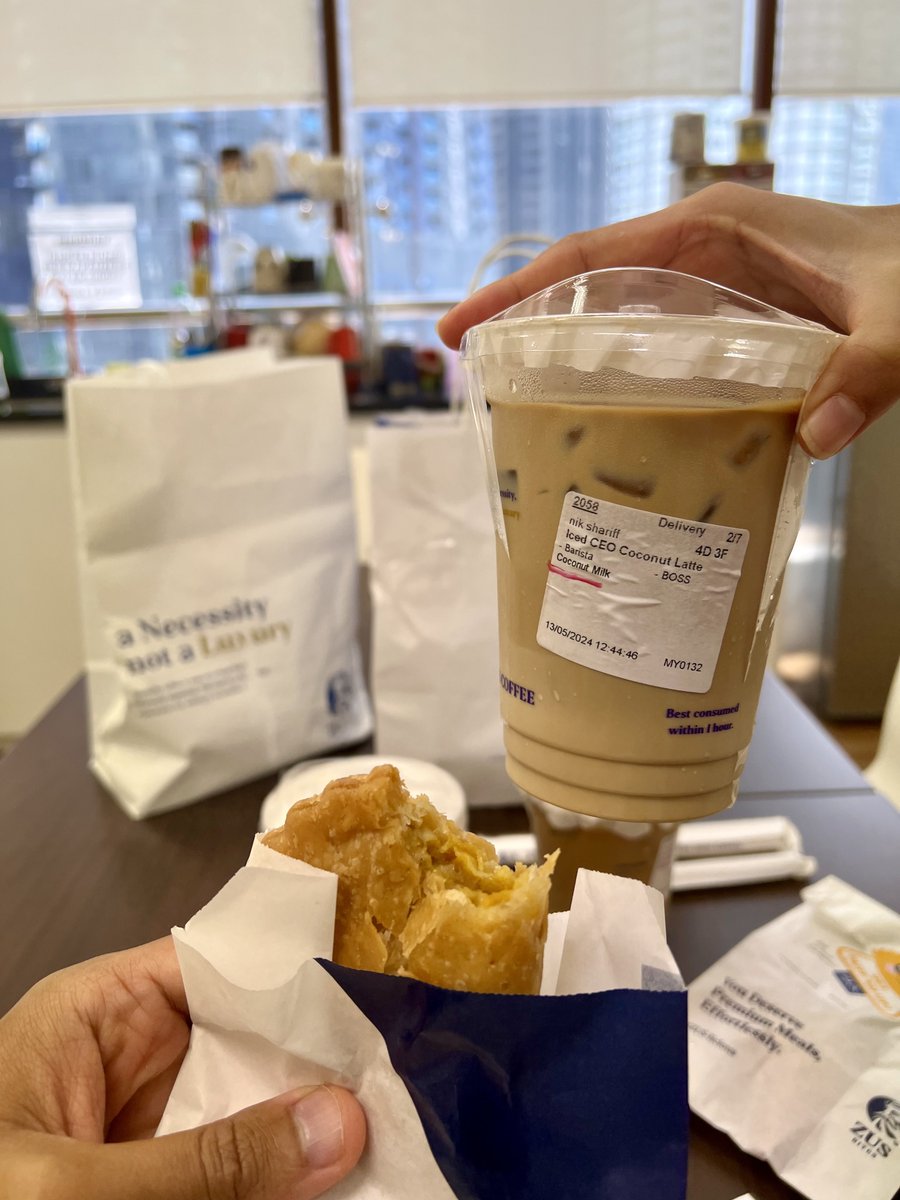 Sekarang ZUS Coffee ada Bundle Promo tau guys! From RM6.90 for 1 drink + 1 curry puff combo.

Kalau ada meeting dekat office petang-petang mesti nak grab a quick bite kan with coffee, Say no more!Order je combo ni