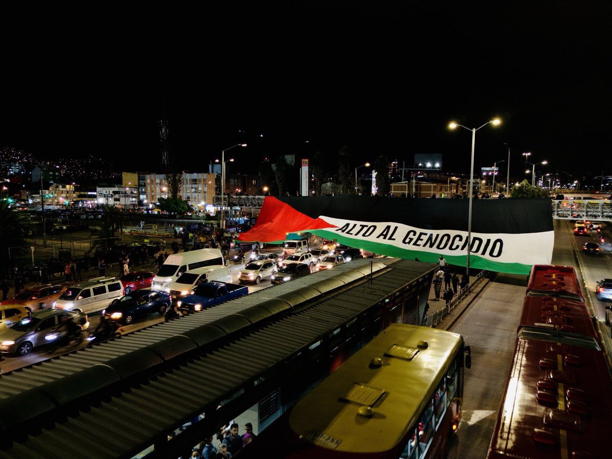 🚨“STOP THE GENOCIDE!!!” 🇵🇸Protesters in Bogotá, Colombia unfurled a huge Palestinian flag on a major avenue outside the Campín Stadium where Colombia’s Millonarios are playing Chile’s Palestino Club. The action is in solidarity with Palestine & to demand an end to the genocide.