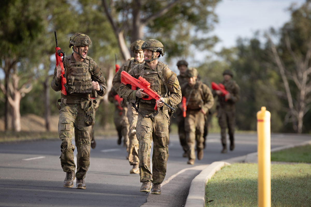 Everyone needs a hype man 👏 

ℹ️ An #AusArmy soldier from the School of Infantry during a battle run on Exercise Hardcorps at the Singleton Military Area, NSW. 

 📸 CPL Johnny Huang