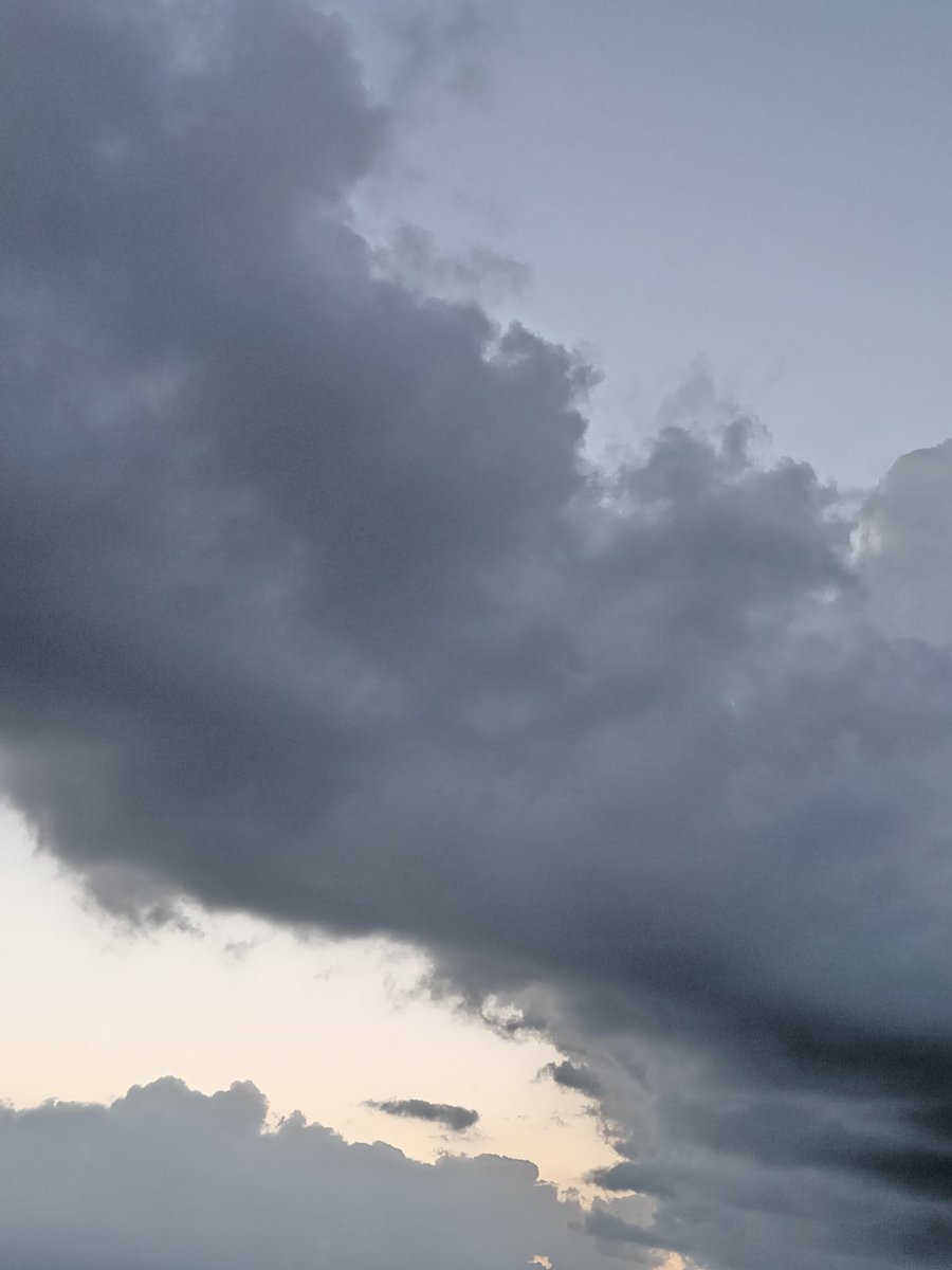 (صباحك غيم)
١_صباحك غيم يامحلا سحابك
       إذا طفتم دياري والمحبين

٢_وأنا أهدي سلامي إلى جنابك
وبشرى فرحتك تسعد ملايين

٣_كساها الغيم لا داعي عتابك
وميزها الحُلل بين المزايين

ك ش/محمد سالم أعوزب الكثيري