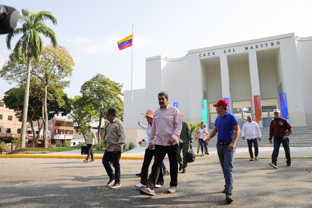 Así vamos, recuperando escuelas, liceos, hospitales y centros de salud, paso a paso, haciendo mucho con poco con las BRICOMILES, aprendiendo la lección de la resistencia, la resiliencia y ahora a la gran contraofensiva social, económica y política de la Revolución Bolivariana.