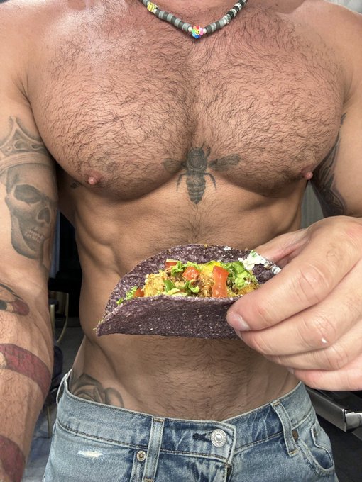 Taco Tuesday ? https://t.co/zvNdUR2Xbw