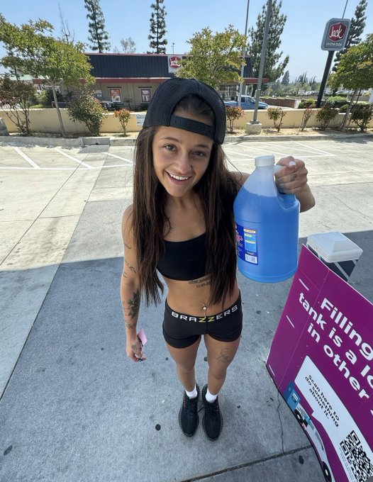 tiny girl or massive man?  @girthmasterr https://t.co/y9LrCe36vv<a class="tags" href="/tag/girthmasterr">@girthmasterr</a>