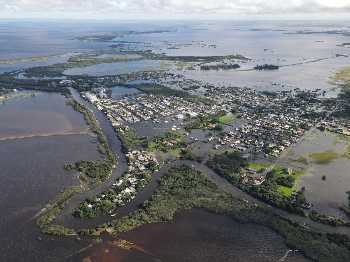 ENCHENTE | Cheia do Rio Palmares, represado pelo alto nível da Lagoa dos Patos, inundou hoje a cidade de Palmares do Sul, no Litoral Norte. 📷 Aerotur