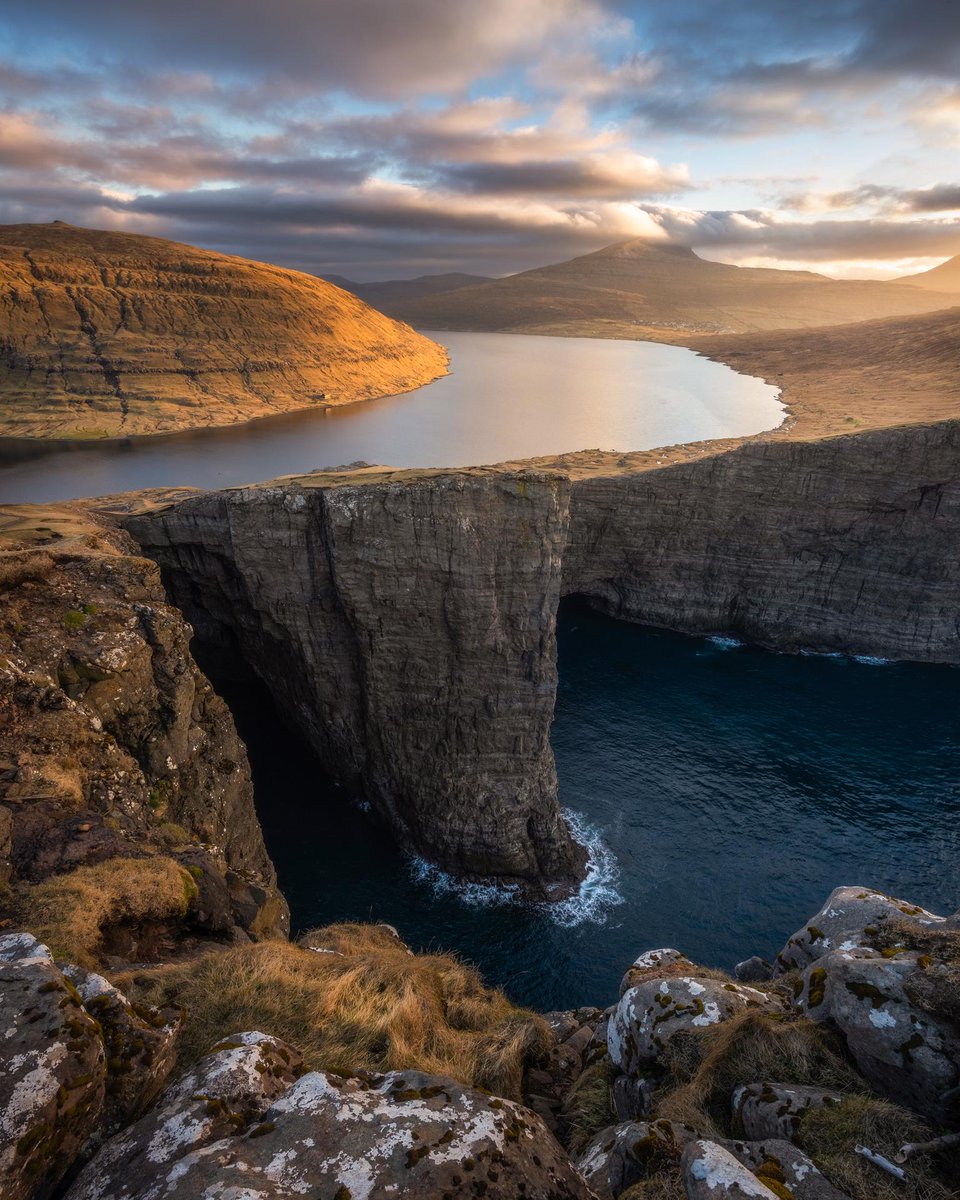 Stunning optical illusion: Lake Sørvágsvatn appears to float above the ocean!