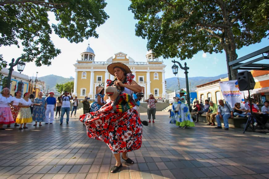 #EjeComunitario | Las burriquitas de del club de los abuelos Willie Mayo recorrieron la Plaza La Pastora. 

#VivaVenezuela
#VenezuelaVaPaArriba