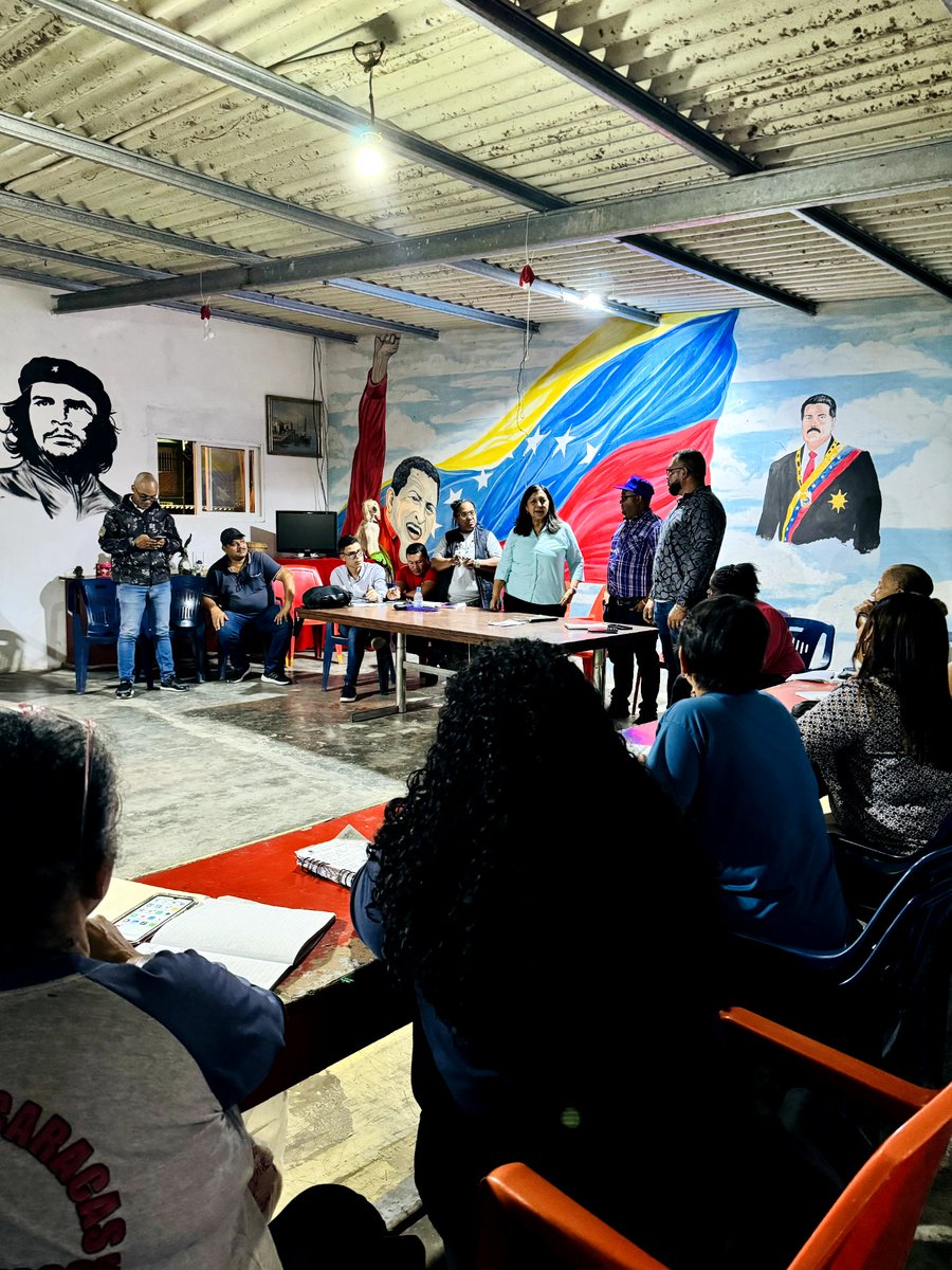 El equipo político parroquial de La Vega en asamblea este #14May, calentando motores para el #28Jul y dando todo su respaldo a nuestro presidente Nicolás Maduro. La esperanza del pueblo está en la calle 👏🏽 #VenezuelaVaPaArriba