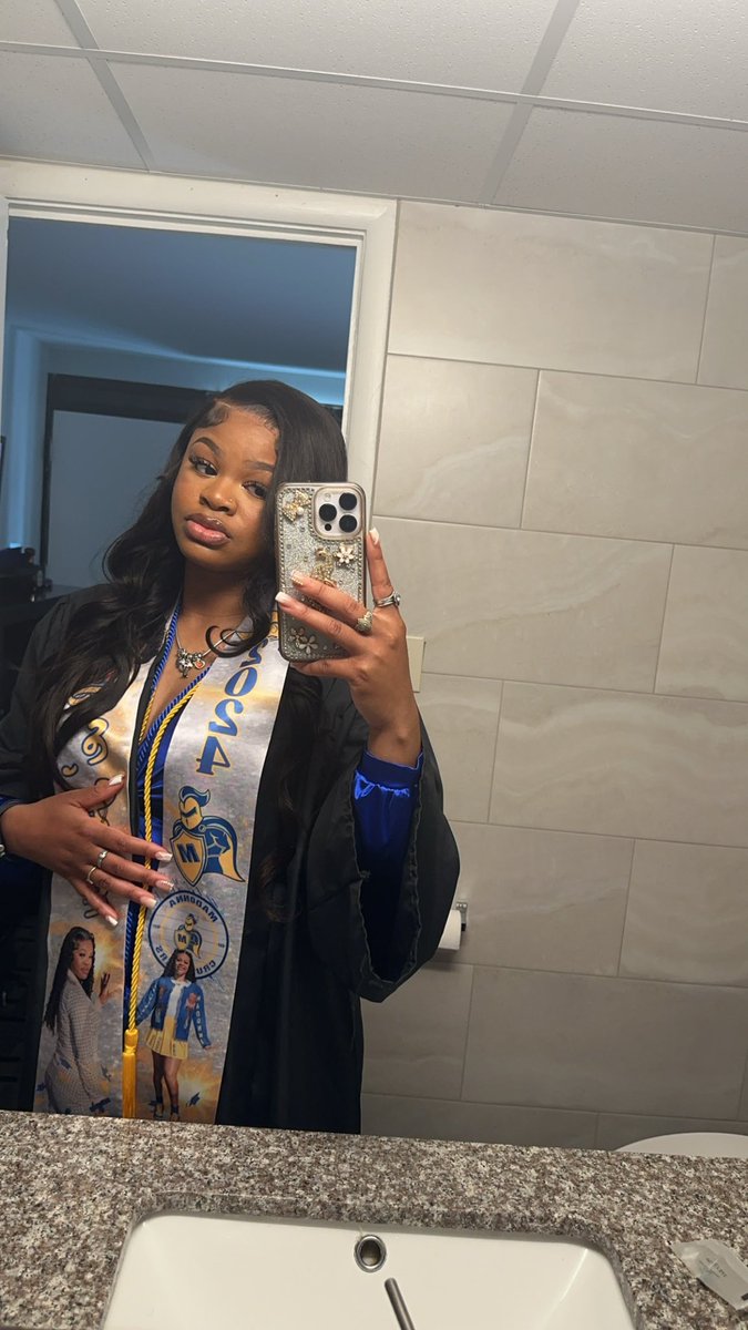 I really graduated with my Bachelor’s in Social Work 🥹🎓 i’m soooo proud of myself🤞🏽 MSW May 2025🫣
