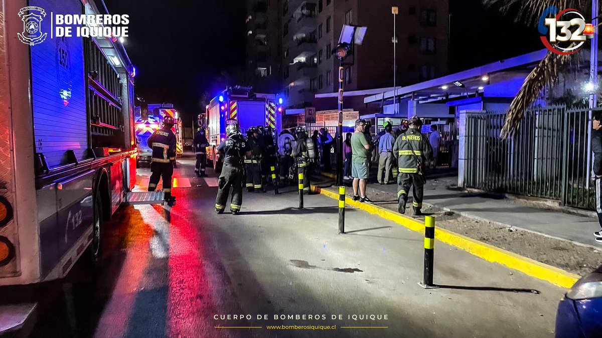 Bomberos de Iquique respondió a incidente por combustión de gas al interior de departamento en Av. Salvador Allende y Serrano. Hasta el lugar se movilizaron 4 unidades. La emergencia no dejó personas lesionadas. #Iquique #BomberosIquique #emergenciaCBI