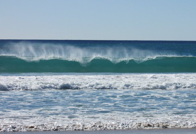 Todas las palabras que nunca dije escuchan su eco... La mar, que devora esos silencios, contempla muda sus estruendos. [...] Porque amar no es dar más. Ni dar menos. Es dar todo. Es morir para vivir, cada día, todo el tiempo. @FerranGarrido '#Reflejos' 📷@ManuelRevilla57