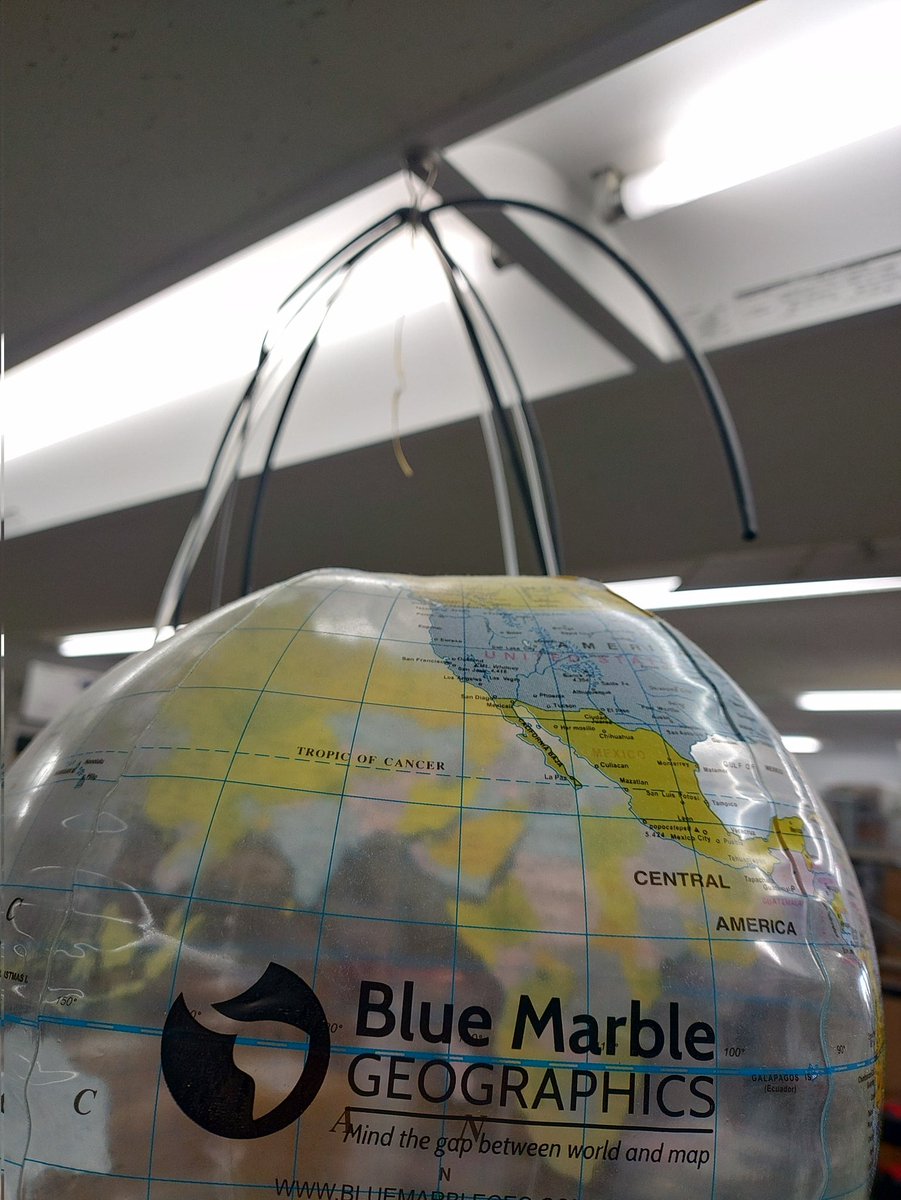 モビロンバンド切れて地球（儀）落ちてきた。。
フレアの影響かな？ｗ
#BlueMarble #Globe #モビロンバンド