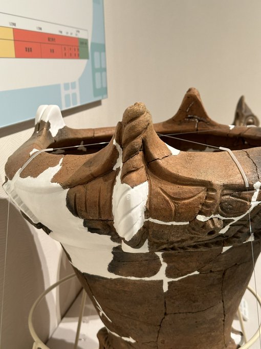 この縄文中期の勝坂式の縄文土器、四つの突起のうち、二つがそそり立つ捻り棒で、二つがぷっくりした割れ目の下に▽の突起だぜ?
これもう、入れたり出したり入れたまま出したりして子供を作るナニかとしか言いようがないのでは!? 