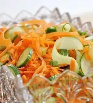 This carrot salad will switch up your veggies with a tasty mix of shredded carrots, topped with a dressing of garlic, oil and lemon! ENJOY. 😀 RECIPE: buff.ly/3s8i7uA #recipe #foodie