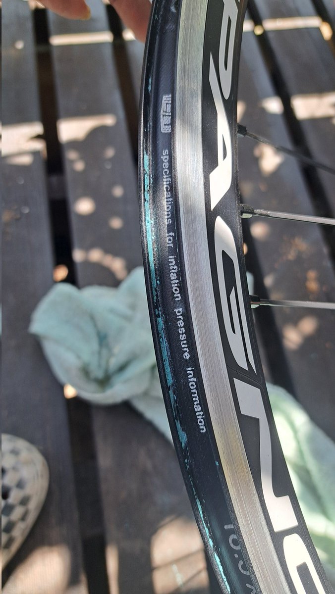 sp_hhhhh3687's tweet photo. #ロードバイク
#タイヤ交換
#MICHELN
#JETTYPLUS
#Bianchi
23cから25cへ交換です
かなりボロボロになってきたので交換しようとタイヤ外したらブルーの色がホイールにこびり付いてアルコールでフキフキしてから交換です https://t.co/bcK3XlrNgu