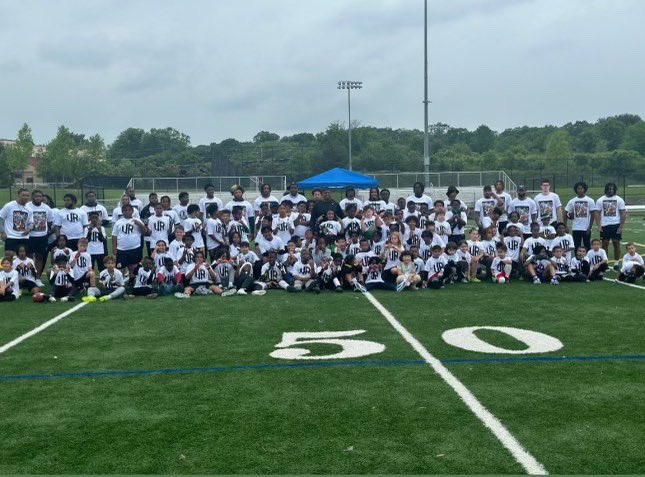 This morning we had 85 youth attend the morning session with representation from D39 @gwimsVRF @CM_Sayles Ezra Pines, @Rehab2Perform @drjoshfunk @AdventistHC @i9Sports @GburgMD @WhiteOakWarrior @MVSACHIEFS @MoCoRec and police officers Marcus Dixon and Derrick Tibbs! 🏈✊🏿