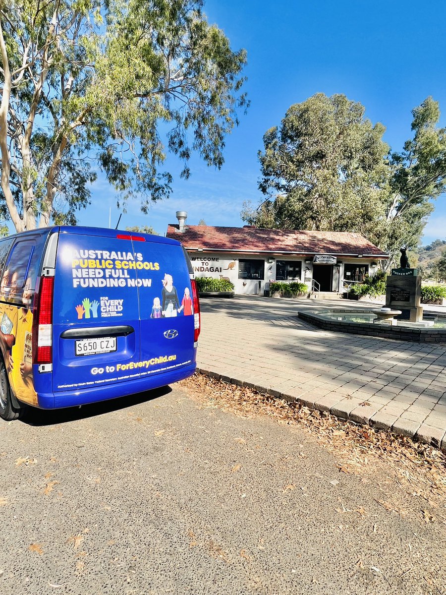 Paws-ing at this historical monument on our road trip to win historical change. 🐶 We’re visiting each of the 5 states who are yet to sign new school funding deals, and sending a message to @AlboMP that our public schools deserve full funding! #auspol