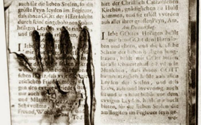 Existe um Museu das Almas do Purgatório em Roma, e eles tem documentos que dizem ser assinados por almas assombradas. Eles também tem fotos, e marcas das mãos dos espíritos.