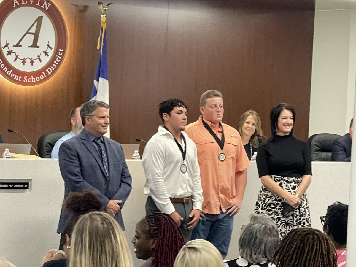 Alvin High State Powerlifters recognized at Alvin ISD Board Meeting. Super proud of these kiddos!#JPND #jacketstrong