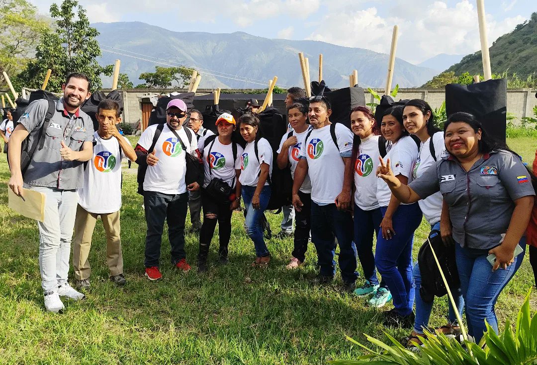 LealTelleria's tweet image. Compartimos la alegría de los CLAP de Mérida, que hoy recibieron los kits #TrabucoClap enviados por el presidente @NicolasMaduro. Sí se puede hacer realidad la &quot;P&quot; de producción, y nuestros agricultores del campo y la ciudad tienen fijada la ruta de la victoria agro urbana.