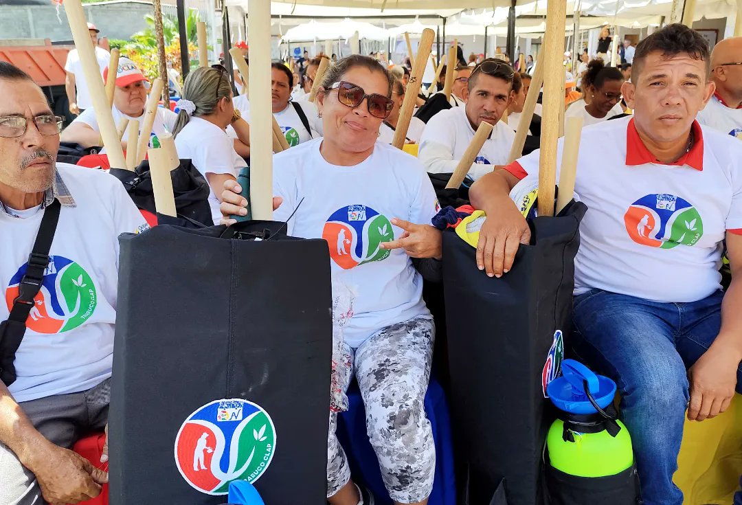 LealTelleria's tweet image. Compartimos la alegría de los CLAP de Mérida, que hoy recibieron los kits #TrabucoClap enviados por el presidente @NicolasMaduro. Sí se puede hacer realidad la &quot;P&quot; de producción, y nuestros agricultores del campo y la ciudad tienen fijada la ruta de la victoria agro urbana.