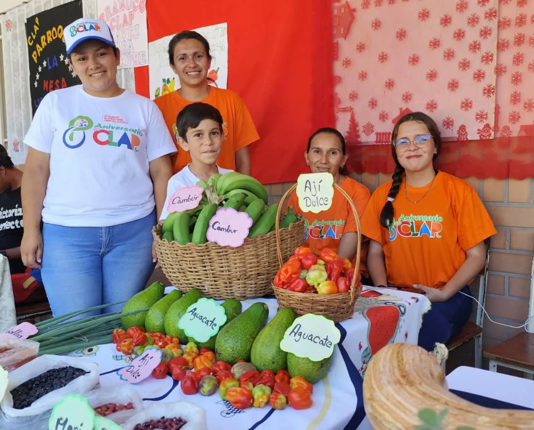 LealTelleria's tweet image. Compartimos la alegría de los CLAP de Mérida, que hoy recibieron los kits #TrabucoClap enviados por el presidente @NicolasMaduro. Sí se puede hacer realidad la &quot;P&quot; de producción, y nuestros agricultores del campo y la ciudad tienen fijada la ruta de la victoria agro urbana.