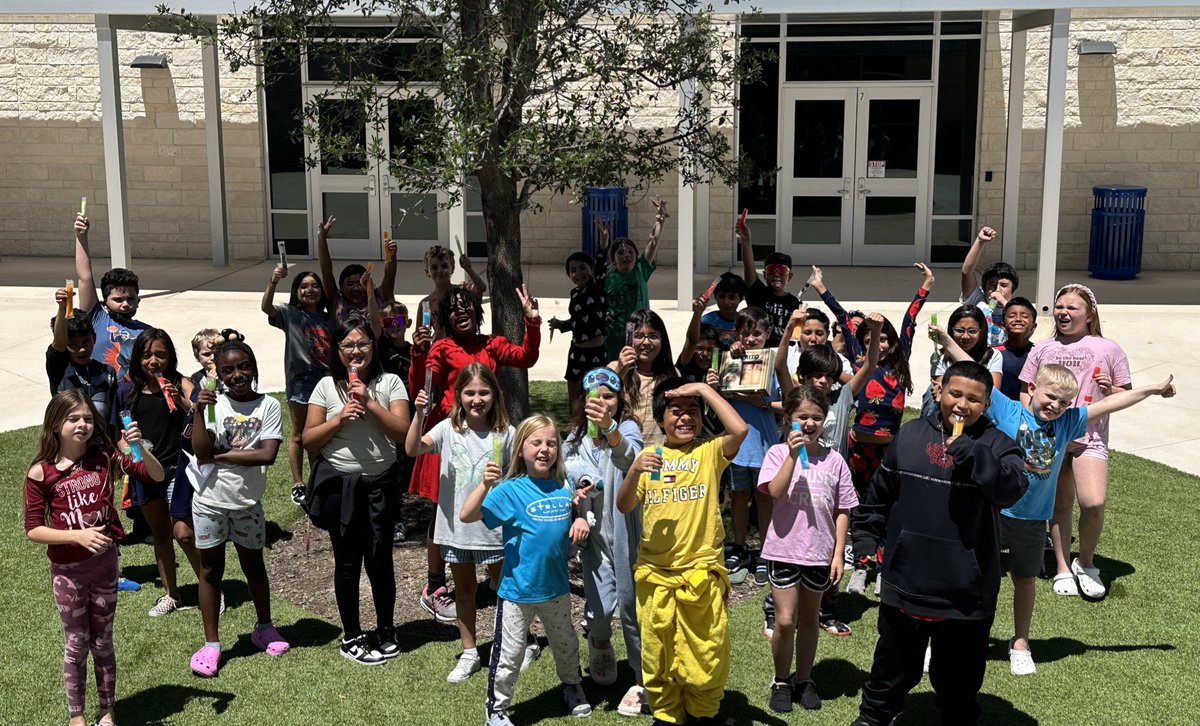 📸 Say POPSICLES! 📸

“Team Rodfrey” has been working hard at sticking with our social contract, even with the all the end-of-year excitement. Today, we celebrated our success with a cold treat and extra recess! ☀️😊