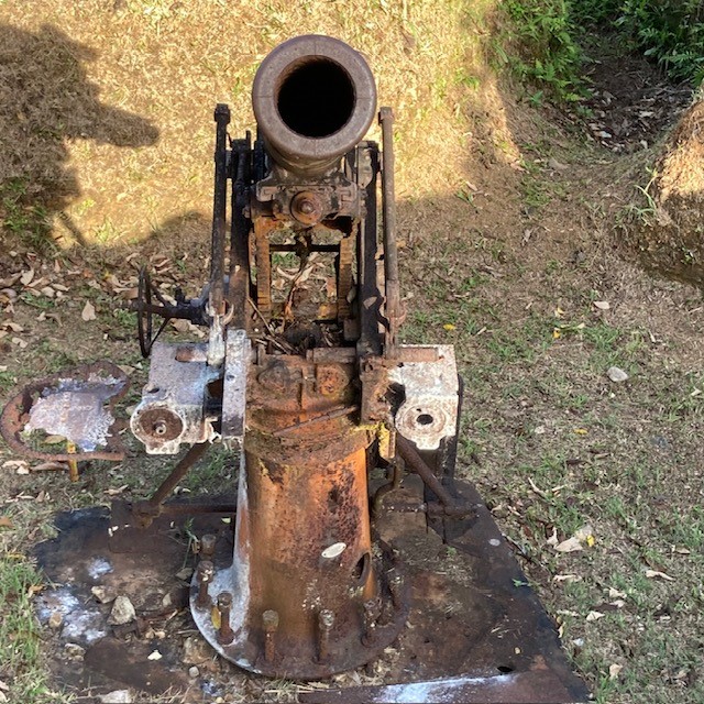 アラカベサン島の丘の上に残る対空砲の一つです。