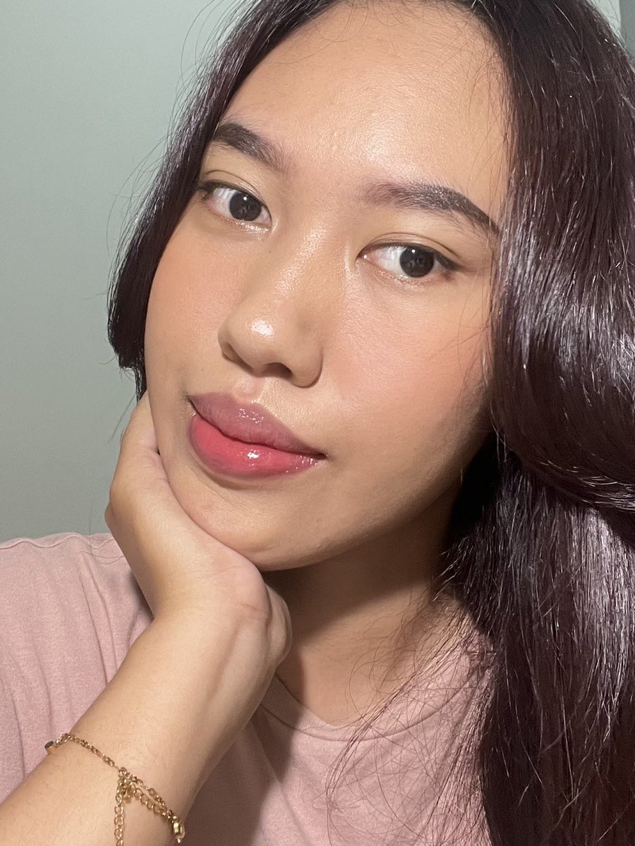 aaaaa nemu ombre powder blush bikin makeup ku keliatan effortless tapi cakep 💗☺️ blushnya gak medok sama sekali tapi masih keliatan merona gtu 🫶🏻

btw ini aku pake blush kanan kiri beda bagusan kanan/kiri??