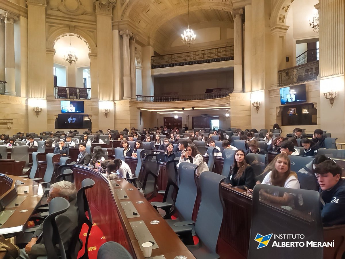 Estuvimos en el Congreso con estudiantes de los colegios públicos y privados participantes en el Seminario intercolegiado: “¿En qué país vivimos?”. Los jóvenes disertaron y escucharon reflexiones de 4 partidos políticos diferentes. Gratitud con el Representante @DavidRacero