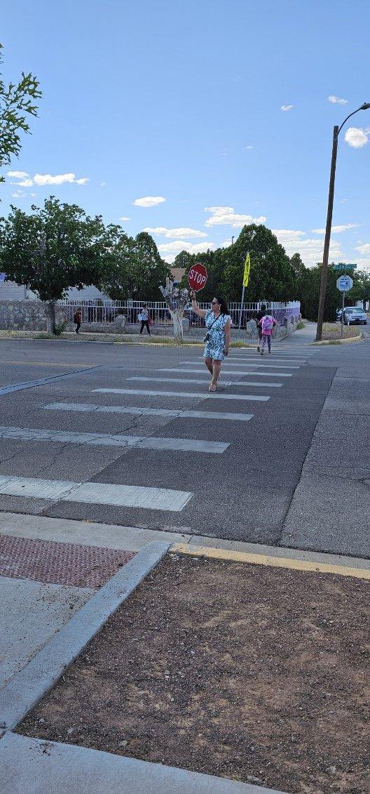 Ms. Ese is always ready to step in as a crossing guard! @KathleenEse #itstartswithus 📸 : Nurse Dottie