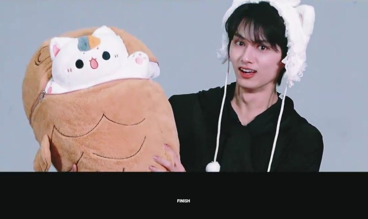 jun's face when the lady suddenly reached inside the fish and pulled out a cat 😭😭🤣