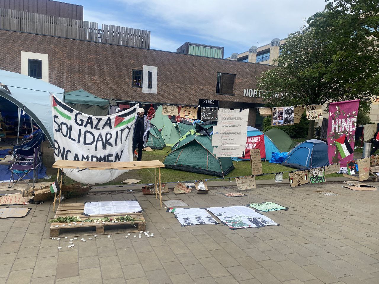 صور من مخيم التضامن مع فلسطين والرافض للحرب المستمرة على قطاع غزة، في جامعة نيوكاسل البريطانية 