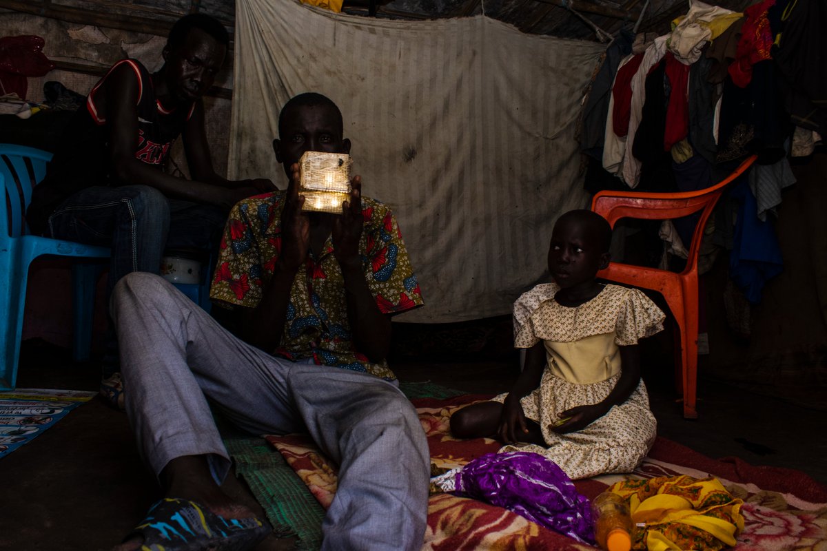 「国内避難民キャンプでの夜を灯りが助けてくれる」
ランドポート(株)様からの1,000個のソーラーランタンを南スーダンの国内避難民キャンプで暮らす人たちに届けました。
日没後は真っ暗になるキャンプでの生活のなか、灯りを受け取った人たちの声をお届けします▷bit.ly/4dzFyjH