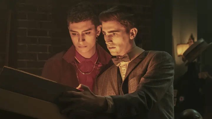 Would you like to see DEAD BOY DETECTIVES get a second season? TELL US BELOW (using the #RenewDeadBoyDetectives) ⬇️⬇️⬇️⬇️⬇️⬇️ #DeadBoyDetectives