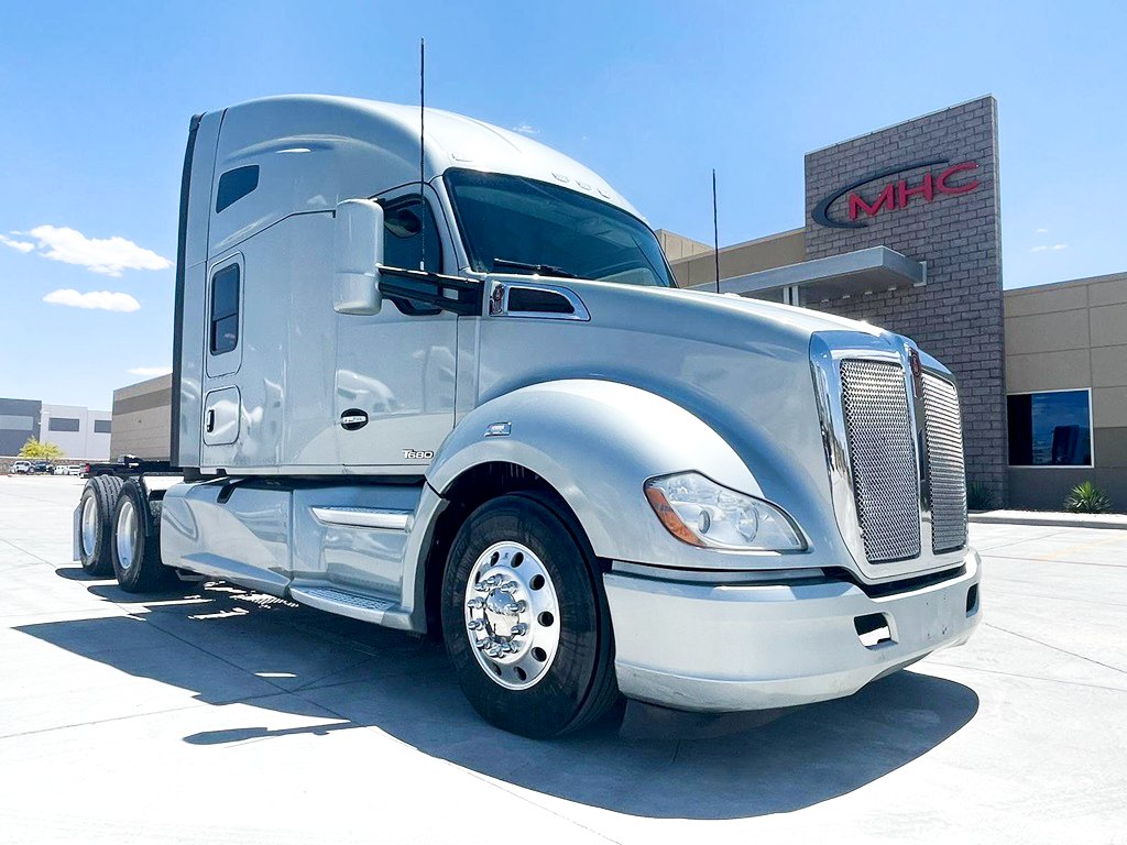 Check out this 2020 #Kenworth T680. Equipped with a Cummins X15 engine, 13 speed transmission & 76 inch raised roof sleeper. Find more truck details here: bit.ly/3WE3A6U