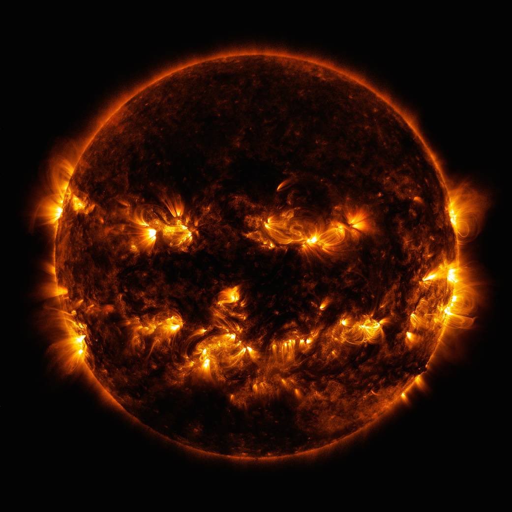 Fotos del Sol que la NASA compartió por Halloween en años pasados.

Ahora que el astro rey está de loquillo con las explosiones, viene bien recordarlas. 😅