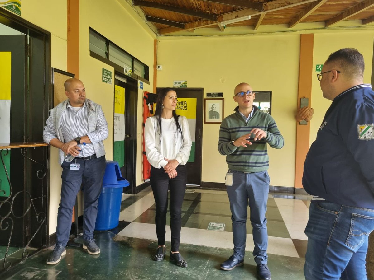 ¡Estuvimos en Sonsón con actores educativos locales!

Compartimos las iniciativas del plan de desarrollo departamental Por Antioquia Firme, enfocados en mejorar la educación a través de mejor calidad educativa para nuestros niños, niñas y adolescentes <a href="/CamiloAMorales/">Camilo Andrés Morales</a>