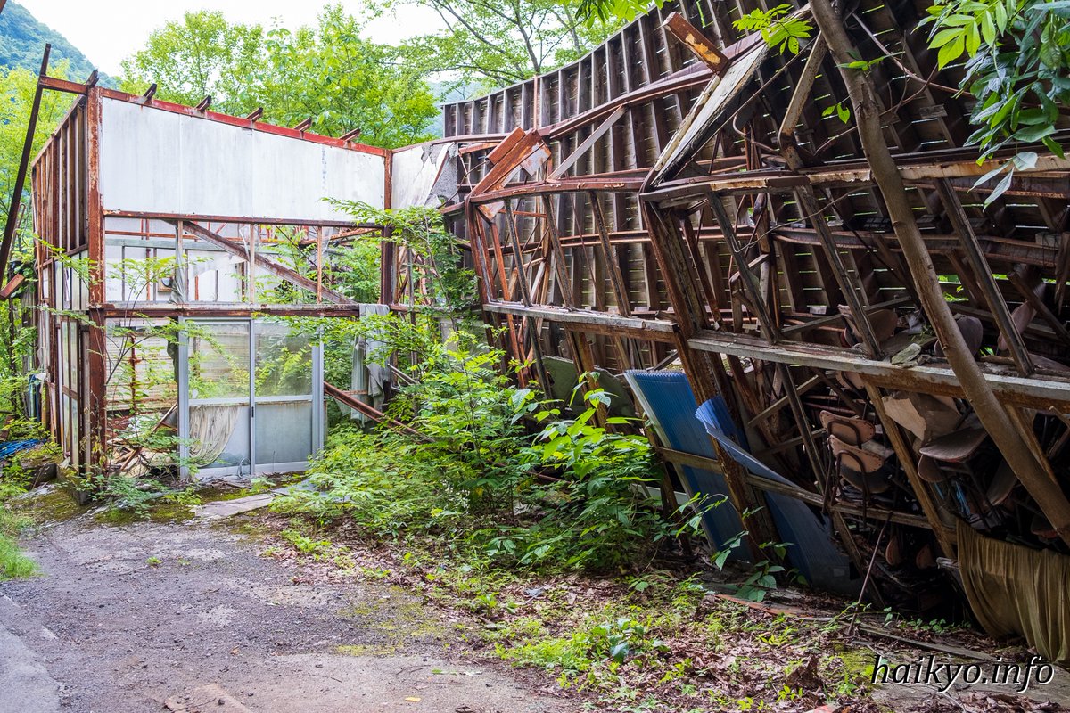 急峻なロックシェッドの途中に骨組みだけの店舗跡 haikyo.info/s/15698.html #廃墟 #abandoned #automated