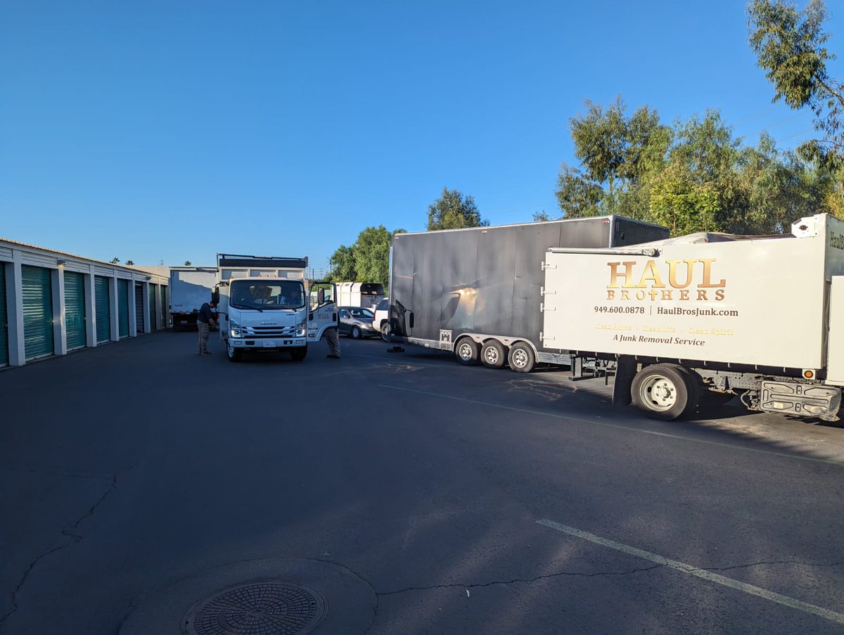 Haulbrosjunk's tweet image. Transforming cluttered chaos into serene spaces! Our junk removal services will bring peace and harmony back into your home. 🌿☮️ #SereneSpaces #HarmoniousHome