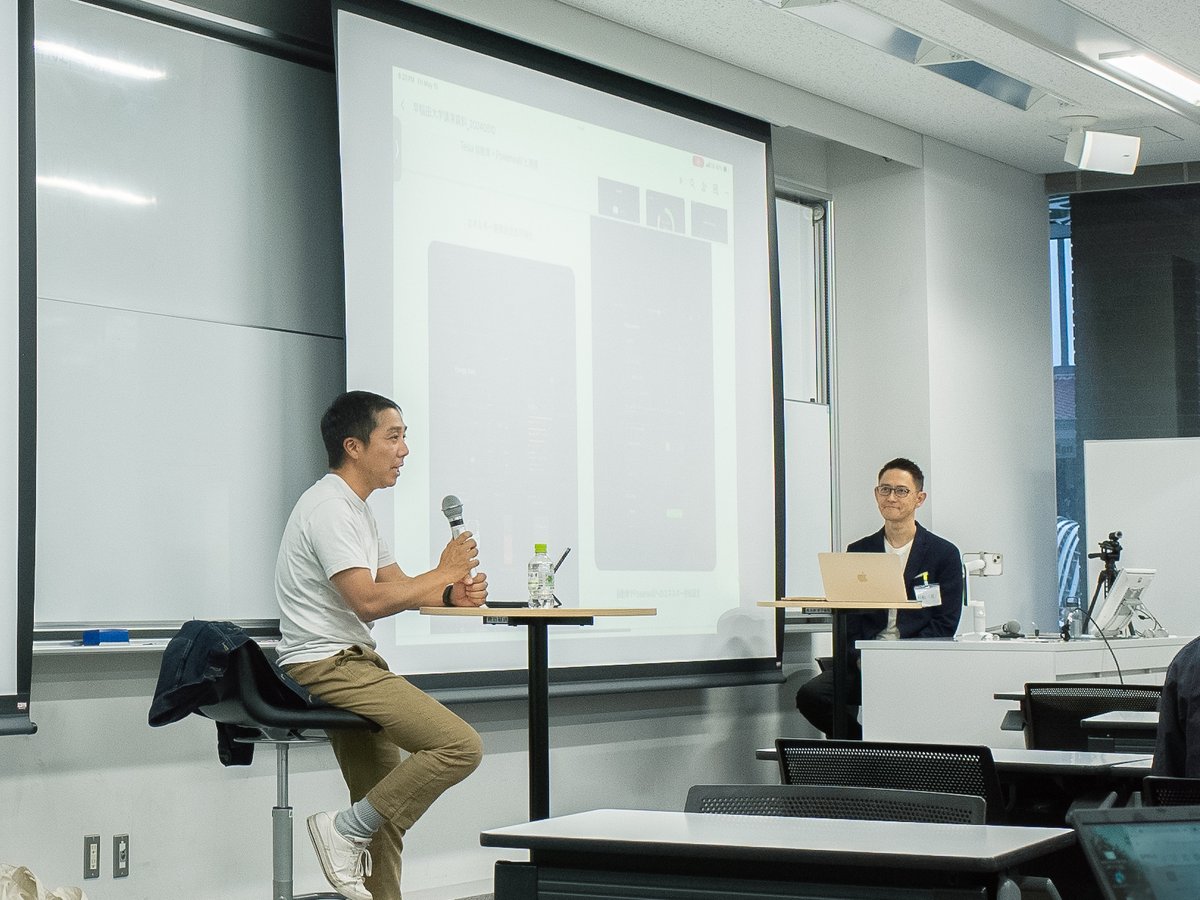 Monochrome tweet media