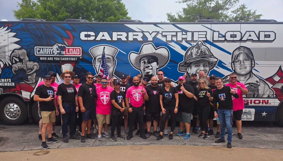 Awesome day today with @CarryTheLoad in Jacksonville, Florida! Honoring @TMobile veterans and giving back in remembrance of those not with us! #DEINorthFloridaChapter #FloridaNorthUnited @EddiePryor7 @JacksonTingley @ChartierDoug @JonFreier